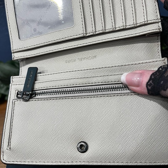 NWT Michael Kors Cream Wallet - Picture 5 of 10